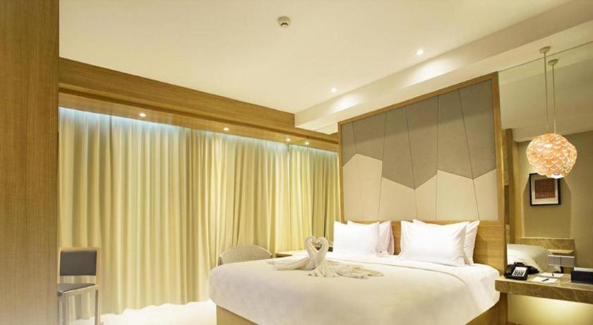 Hotel The Rinra à Makassar Extérieur photo