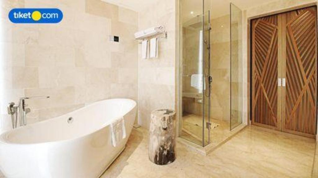 Hotel The Rinra à Makassar Extérieur photo